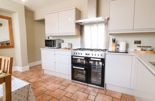 Broadway Cottage | THE COTTAGE AT BROADWAY, pet friendly, with a garden in Broadway