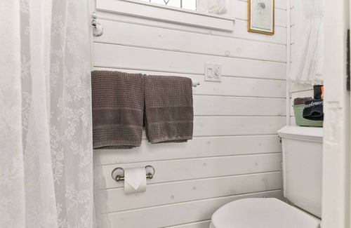 Kerns Hotel | The Cottage - Custom Tiny Home w/Victorian Vibe