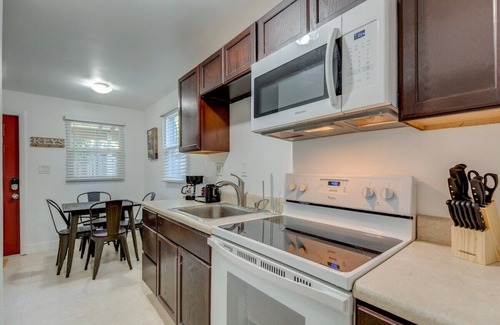 River Oaks Cottage | The Cottage in The Oaks - By Avi