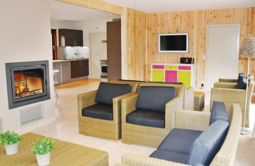 Hour House | The cottage is located in the small vacation park Le Chêneau, near Dinant (20 km).
