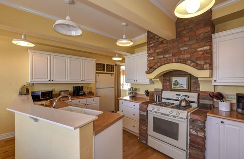 Nob Hill Cottage | The Cottage-Near Downtown Historic Courthouse Square