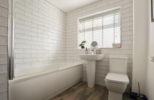 Doncaster House | The cottage near the castle