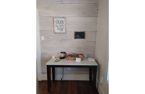 Brenham Cottage | The Cottage on Main