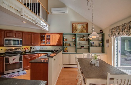 Thornton House | The Cottage on the Brook: Ecstatic Fall Getaway in the White Mountains