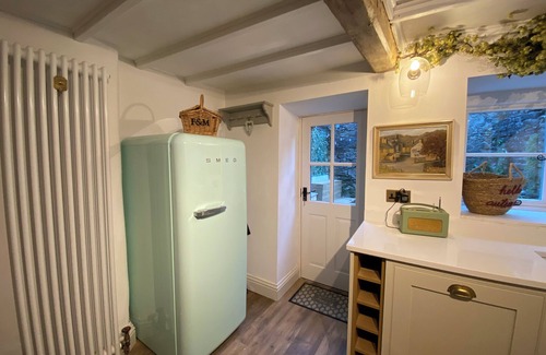 Castleton Cottage | THE COTTAGE ON THE ISLAND, with open fire in Castleton, Peak District