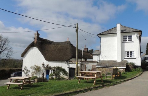Iddesleigh House | The Cottage on the Green