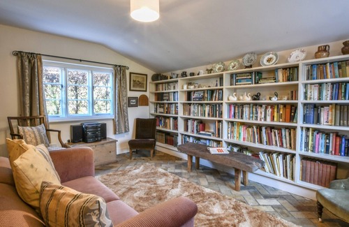 Woodbridge Cottage | THE COTTAGE, ROBIN'S NEST, pet friendly, with open fire in Woodbridge