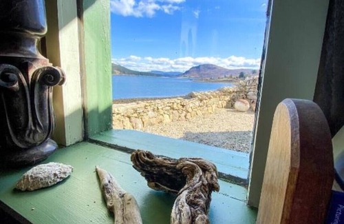 Breakish House | The Cottar; an ancestral & traditional house just 2m from the sea.