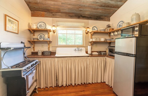 Bells Cabin | The Cotton Gin Cabin at Green Frog Farm
