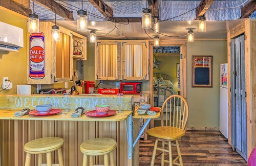 Union Mills Cottage | 'The Country Cottage’ in Union Mills w/Porch!