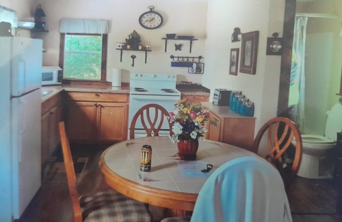 Davis Cottage | The Country Cottage with studio style layout and WiFi, AC in peaceful Davis