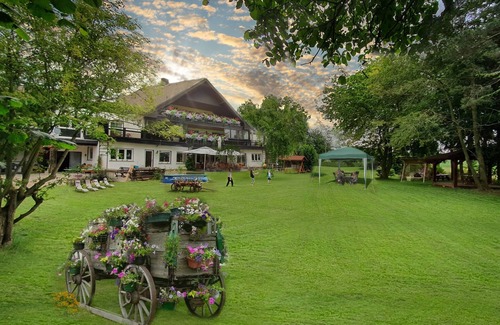 Diemelstadt Cottage | The country house is situated in a quiet location, close to hiking and biking trails & the highway.