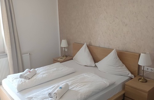 Diemelstadt Cottage | The country house is situated in a quiet location, close to hiking and biking trails & the highway.