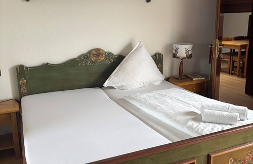 Diemelstadt Cottage | The country house is situated in a quiet location, close to hiking and biking trails & the highway.