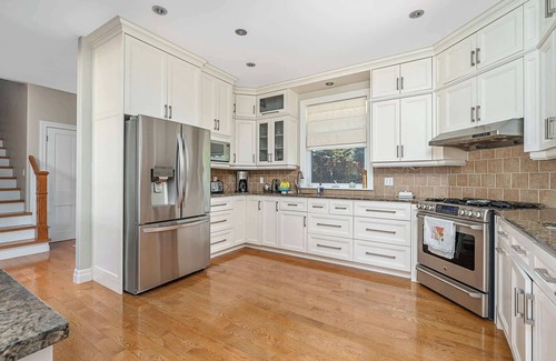 Milford House | The County Lakehouse - Waterfront w Hot Tub