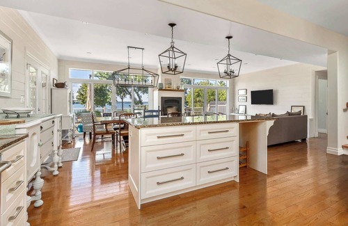 Milford House | The County Lakehouse - Waterfront w Hot Tub