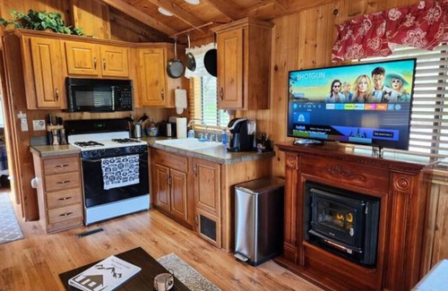 Julian Cabin | The Couple's Cabin in Wynola - 13 Acres of Nature - Hot Tub - Fire Pit - Gated