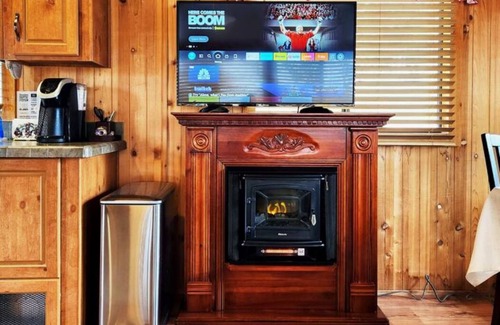 Julian Cabin | The Couple's Cabin in Wynola - 13 Acres of Nature - Hot Tub - Fire Pit - Gated
