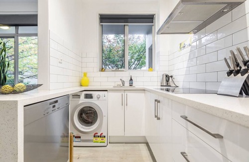 South Yarra Apartment | The Courtyard Chateau Fresh and Modern off Toorak Rd