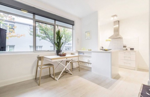 South Yarra Apartment | The Courtyard Chateau Fresh and Modern off Toorak Rd