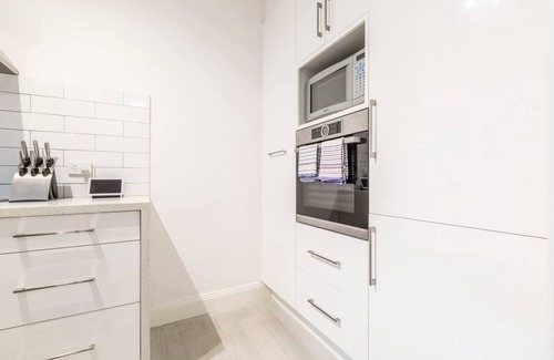 South Yarra Apartment | The Courtyard Chateau Fresh and Modern off Toorak Rd