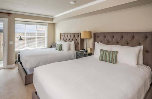 Downtown Cannon Beach Hotel | The Courtyard - Double Queen Room with Beach Access and Kitchenette!