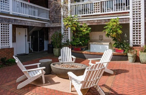 Downtown Cannon Beach Hotel | The Courtyard - Double Queen Room with Beach Access and Kitchenette!