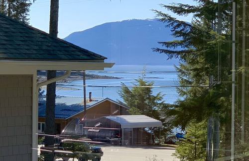 Juneau House | “The Cove” A Quiet Retreat Between Alaskas Ocean and Forest