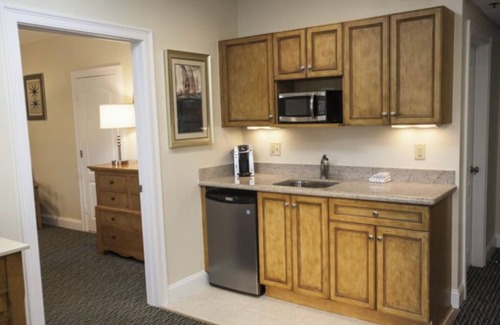West Yarmouth Condo | The Cove at Yarmouth 1br Suite Sunday Check-In