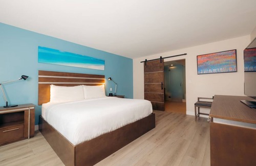 Harbor Hotel | The Cove | One Bedroom Suite | Lounge Nights & Walks to Shoreline Village