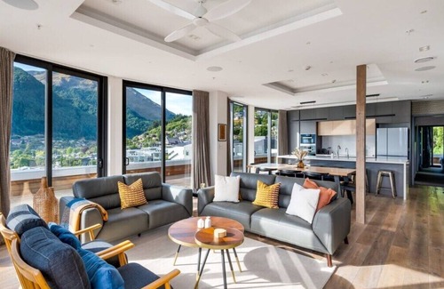 Queenstown City Centre Apartment | The Cove Penthouse, Free Parking, Fire Place, AC