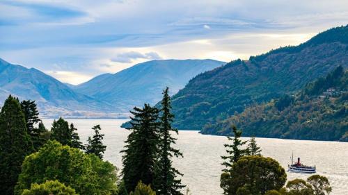 Queenstown City Centre Apartment | The Cove Penthouse- Lake Views- Free Parking- AC- BBQ