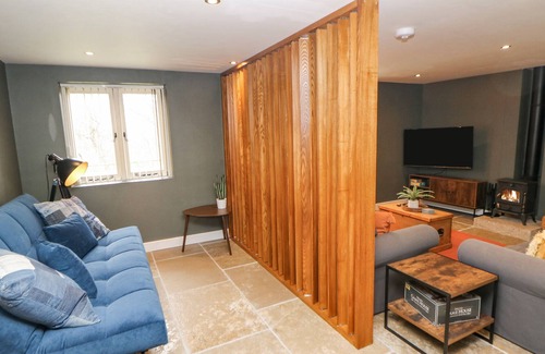 Marsh Lane Cottage | THE COW SHED, family friendly, with hot tub in Marsh Lane