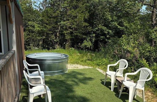 Decorah Cabin | The Cowboy Cabin, secluded and peaceful, only 5 min from town & sleeps 4.