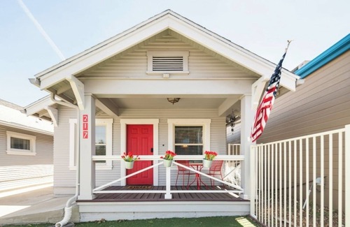 Prescott House | The Cowboy Hideaway - Rodeo Themed, Fire Pit & 1/2 mile walk to Whiskey Row.