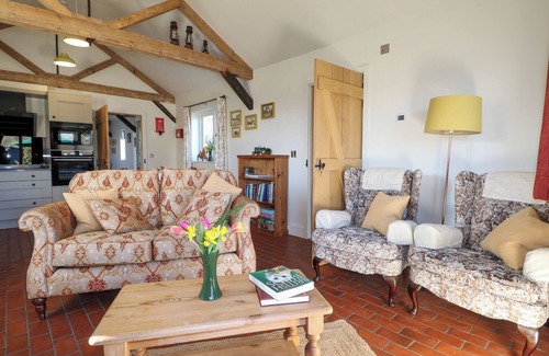 Sedlescombe Cottage | THE COWSHED, family friendly, with a garden in Westfield