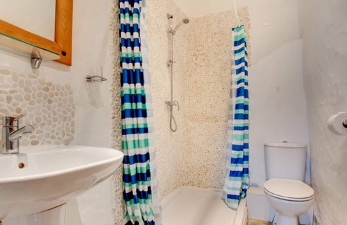 Trefin House | The Cowshed in the beautiful Trefin