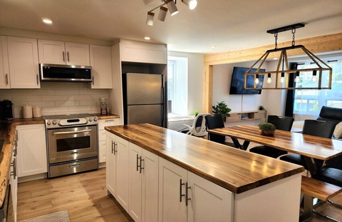 Quartier 5-4 Apartment | The Coziest | Hot Tub | EV Charger & Free Parking