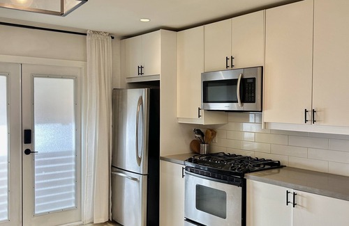 Walnut Grove House | The coziest modern suite w/private entrance. Central location & pet-friendly 🐾