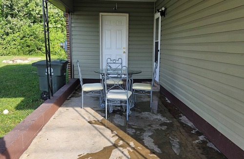 East Lake Apartment | The Cozy! 2-bedroom apartment in Chattanooga with WiFi, AC, Family Friendly