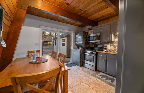 Boulder Bay Cabin | The Cozy Bear Cabin - Walk to Lake & Village, Fire Pit, Outdoor Games