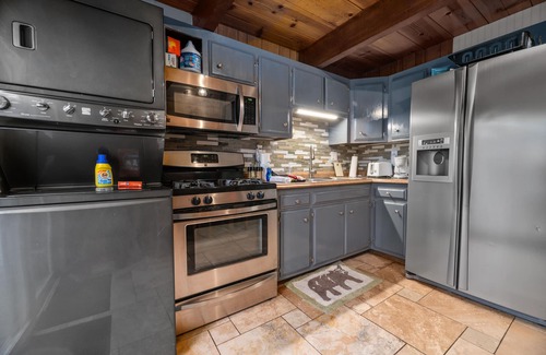 Boulder Bay Cabin | The Cozy Bear Cabin - Walk to Lake & Village, Fire Pit, Outdoor Games