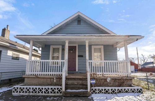 West Columbus House | The Cozy Bellows Retreat for 4