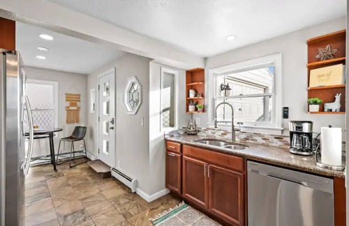 Englewood House | The Cozy Birdnest w/Sauna & Outdoor Lounge space!
