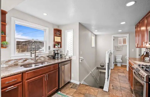 Englewood House | The Cozy Birdnest w/Sauna & Outdoor Lounge space!