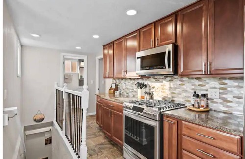 Englewood House | The Cozy Birdnest w/Sauna & Outdoor Lounge space!