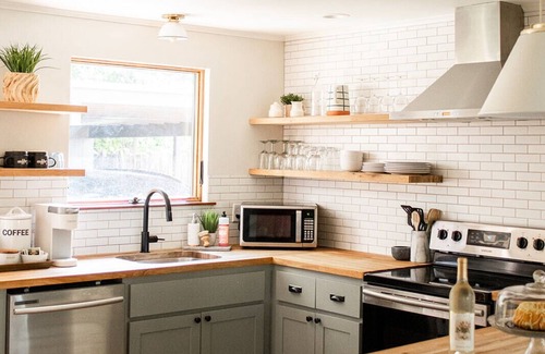 Fredericksburg House | The Cozy Cabernet - short walk to Main St!
