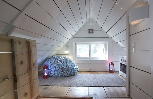 Unorganized Centre Parry Sound Cabin | THE COZY CABIN: A cheerful getaway in the scenic Almaguin Highlands.