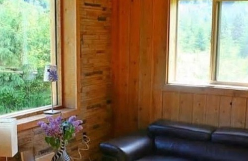 Moricetown House | The Cozy Cabin - L.D.R.