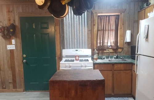 Streetman Cabin | The Cozy Cabin! Secluded. Grill and fire ring, fishing, wildlife, stars!